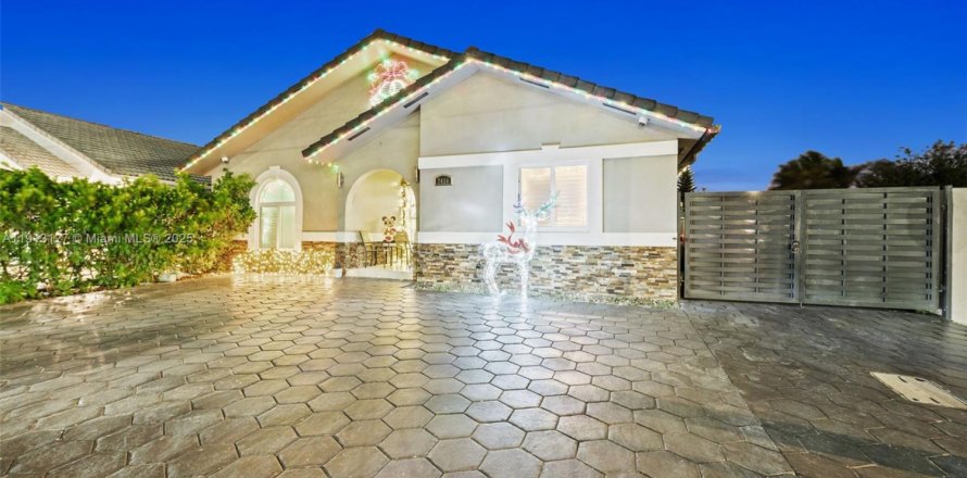 House in Hialeah, Florida 4 bedrooms, 149.57 sq.m. № 1968600