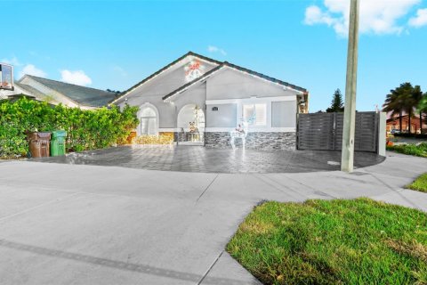 House in Hialeah, Florida 4 bedrooms, 149.57 sq.m. № 1968600 - photo 2