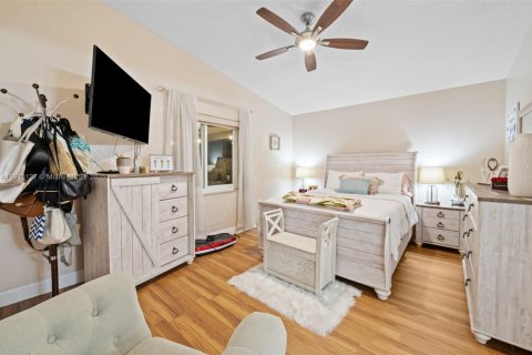 House in Hialeah, Florida 4 bedrooms, 149.57 sq.m. № 1968600 - photo 16