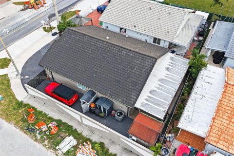 House in Hialeah, Florida 4 bedrooms, 149.57 sq.m. № 1968600 - photo 28