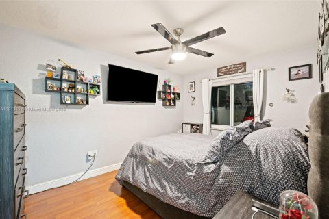 House in Hialeah, Florida 4 bedrooms, 149.57 sq.m. № 1968600 - photo 19