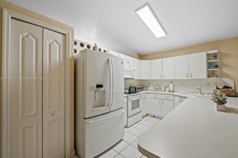 House in Hialeah, Florida 4 bedrooms, 149.57 sq.m. № 1968600 - photo 9