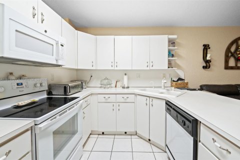 House in Hialeah, Florida 4 bedrooms, 149.57 sq.m. № 1968600 - photo 8