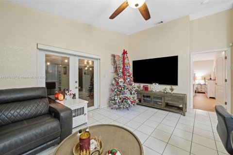 House in Hialeah, Florida 4 bedrooms, 149.57 sq.m. № 1968600 - photo 13