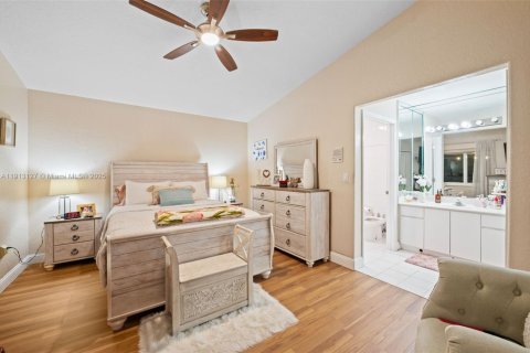 House in Hialeah, Florida 4 bedrooms, 149.57 sq.m. № 1968600 - photo 17