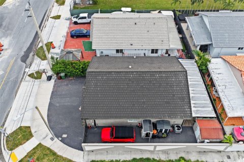 House in Hialeah, Florida 4 bedrooms, 149.57 sq.m. № 1968600 - photo 30