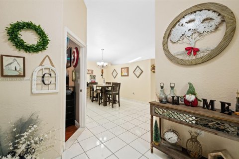House in Hialeah, Florida 4 bedrooms, 149.57 sq.m. № 1968600 - photo 5