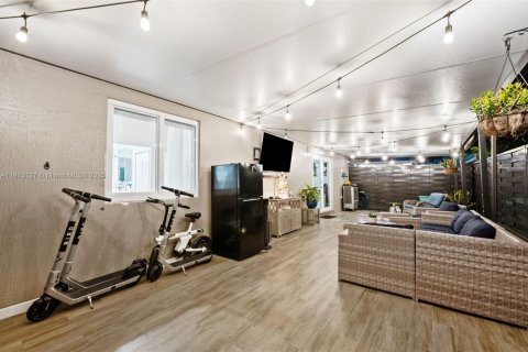 House in Hialeah, Florida 4 bedrooms, 149.57 sq.m. № 1968600 - photo 25