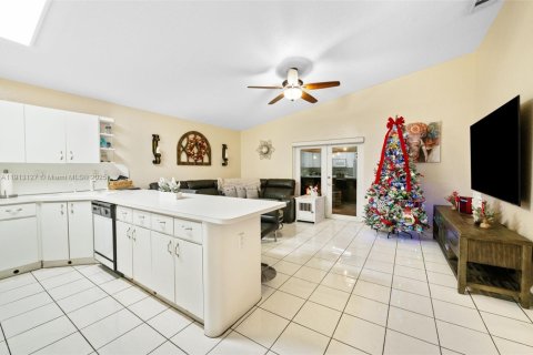 House in Hialeah, Florida 4 bedrooms, 149.57 sq.m. № 1968600 - photo 15