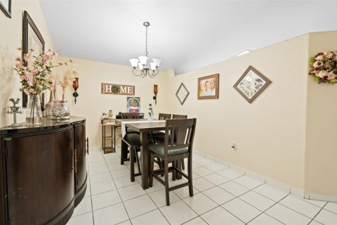 House in Hialeah, Florida 4 bedrooms, 149.57 sq.m. № 1968600 - photo 6