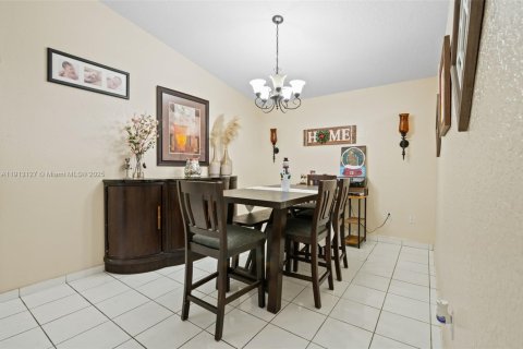 House in Hialeah, Florida 4 bedrooms, 149.57 sq.m. № 1968600 - photo 7