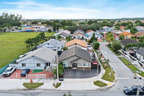 House in Hialeah, Florida 4 bedrooms, 149.57 sq.m. № 1968600 - photo 27
