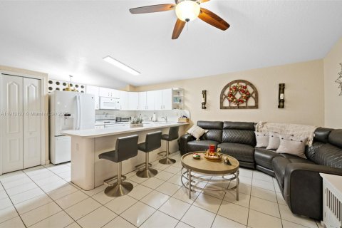 House in Hialeah, Florida 4 bedrooms, 149.57 sq.m. № 1968600 - photo 11