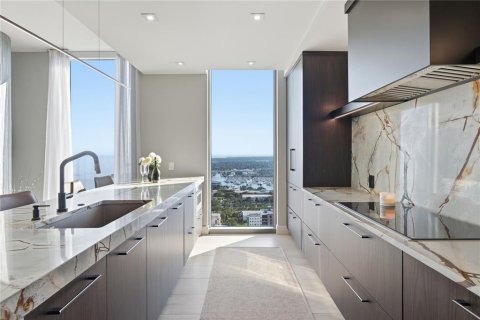 Condo in Saint Petersburg, Florida, 3 bedrooms № 2395863 - photo 13