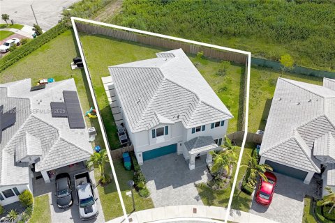 House in Homestead, Florida 5 bedrooms, 302.12 sq.m. № 1994089 - photo 1