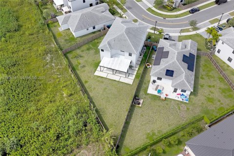 House in Homestead, Florida 5 bedrooms, 302.12 sq.m. № 1994089 - photo 2