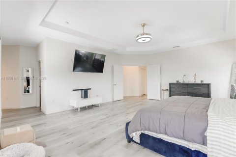 House in Homestead, Florida 5 bedrooms, 302.12 sq.m. № 1994089 - photo 14