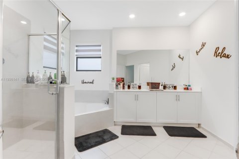 House in Homestead, Florida 5 bedrooms, 302.12 sq.m. № 1994089 - photo 15