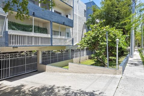 Condo in North Miami Beach, Florida, 4 bedrooms  № 1874231 - photo 4