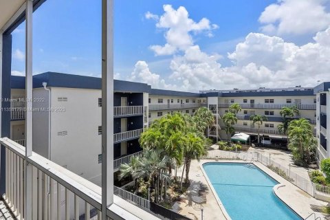 Condo in North Miami Beach, Florida, 4 bedrooms  № 1874231 - photo 5