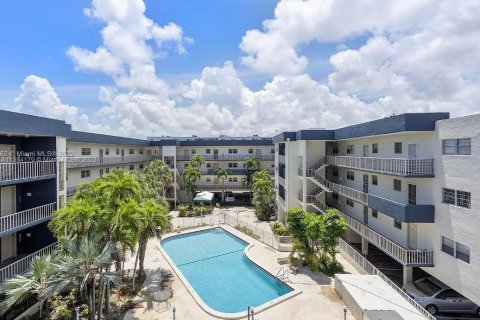 Condo in North Miami Beach, Florida, 4 bedrooms  № 1874231 - photo 1