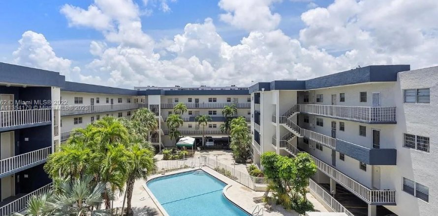 Condo in North Miami Beach, Florida, 4 bedrooms  № 1874231