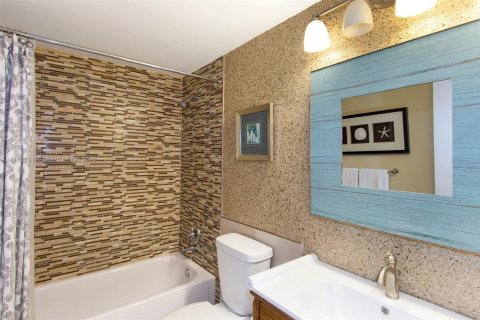 Снять в аренду кондоминиум в Холливуд, Флорида 2 спальни, 107.77м2, № 2034197 - фото 17