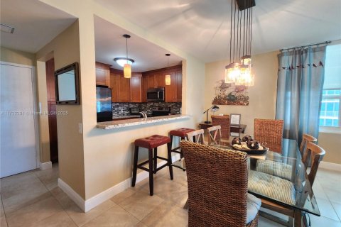 Снять в аренду кондоминиум в Холливуд, Флорида 2 спальни, 107.77м2, № 2034197 - фото 9