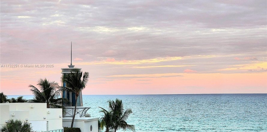 Кондоминиум с 2 спальнями в Холливуд, Флорида № 2034197