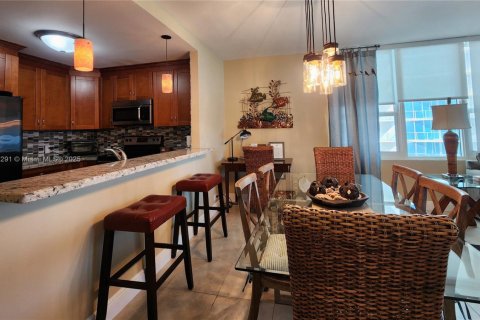 Снять в аренду кондоминиум в Холливуд, Флорида 2 спальни, 107.77м2, № 2034197 - фото 6