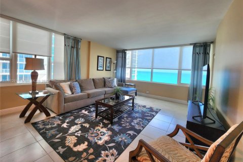Снять в аренду кондоминиум в Холливуд, Флорида 2 спальни, 107.77м2, № 2034197 - фото 10