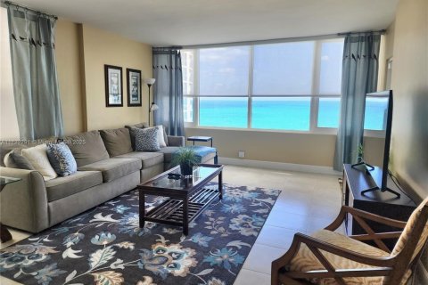 Снять в аренду кондоминиум в Холливуд, Флорида 2 спальни, 107.77м2, № 2034197 - фото 4