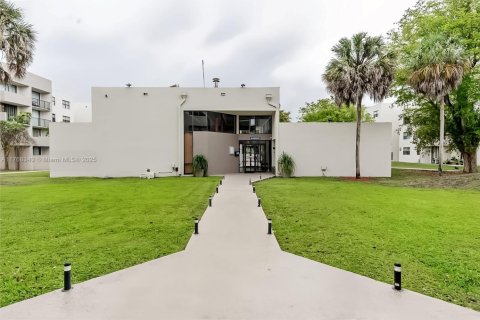 Condo in Miami, Florida, 1 bedroom  № 1864636 - photo 12