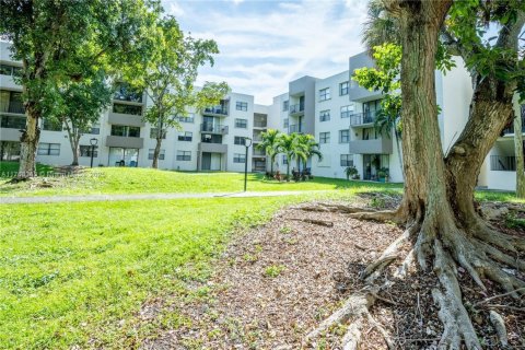 Condo in Miami, Florida, 1 bedroom  № 1864636 - photo 7