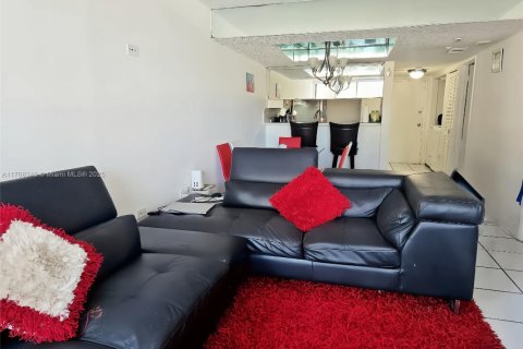 Condo in Miami, Florida, 1 bedroom  № 1864636 - photo 3