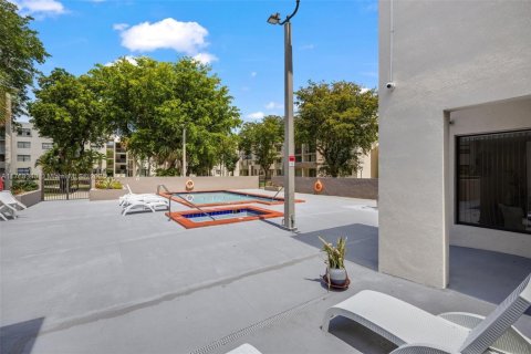 Condo in Miami, Florida, 1 bedroom  № 1864636 - photo 13