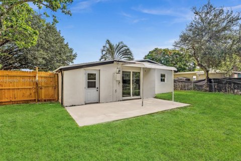 Villa ou maison à vendre à Hollywood, Floride: 3 chambres, 92.62 m2 № 1998133 - photo 2
