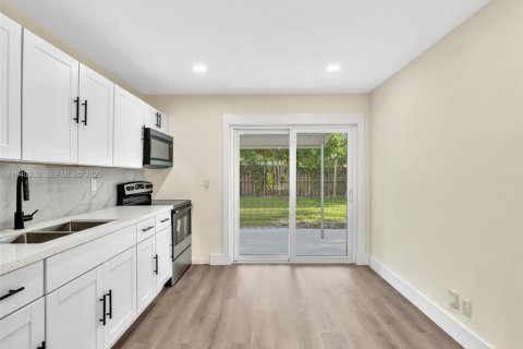 Villa ou maison à vendre à Hollywood, Floride: 3 chambres, 92.62 m2 № 1998133 - photo 24