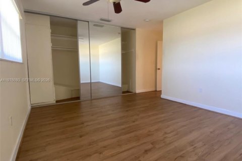 Touwnhouse à vendre à North Miami, Floride: 2 chambres № 2146050 - photo 10
