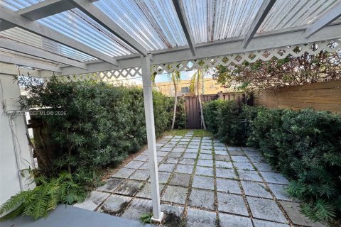 Touwnhouse à vendre à North Miami, Floride: 2 chambres № 2146050 - photo 18