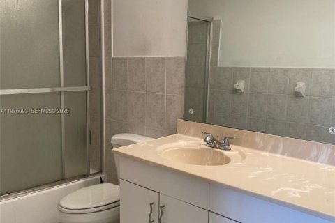Touwnhouse à vendre à North Miami, Floride: 2 chambres № 2146050 - photo 12