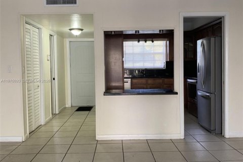 Touwnhouse à vendre à North Miami, Floride: 2 chambres № 2146050 - photo 8