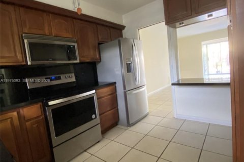 Touwnhouse à vendre à North Miami, Floride: 2 chambres № 2146050 - photo 6