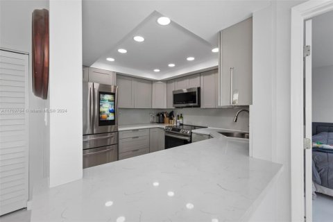 Condo in North Miami Beach, Florida, 2 bedrooms  № 1962124 - photo 6