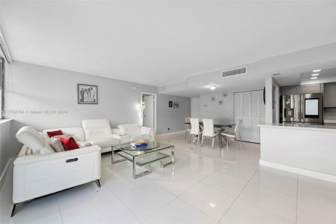 Condo in North Miami Beach, Florida, 2 bedrooms  № 1962124 - photo 11