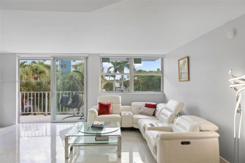 Condo in North Miami Beach, Florida, 2 bedrooms  № 1962124 - photo 2