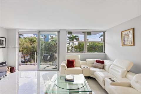 Condo in North Miami Beach, Florida, 2 bedrooms  № 1962124 - photo 3