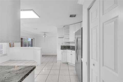 Villa ou maison à vendre à Pembroke Pines, Floride: 4 chambres, 233.46 m2 № 2003142 - photo 14