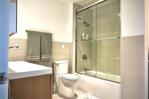 Condo in Miami Beach, Florida, 2 bedrooms  № 1710836 - photo 11