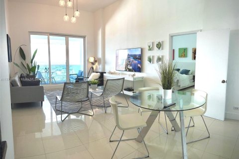 Condo in Miami Beach, Florida, 2 bedrooms  № 1710836 - photo 1